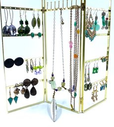 Contents Of Jewelry Rack - Collection Of 20 Pieces In Green Hues & More