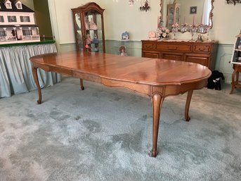 Vintage French Style Extended Dinning Table.