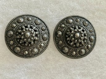 Vintage Signed Ben-Amun Grey Metal Textured Disc Clip Earrings 2'