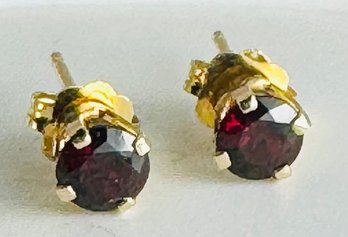 PRETTY 14K GOLD GARNET STUD EARRINGS