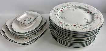 Pfaltzgraff Winterberry Plates (16)