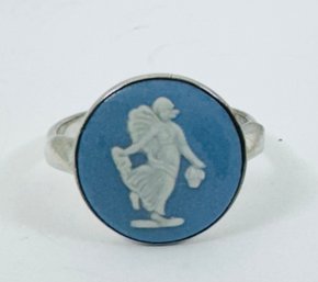 VINTAGE WEDGWOOD LIGHT BLUE AND WHITE STERLING SILVER CAMEO RING