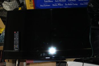 Samsung 31 Inch TV With Wall Mount And Remote