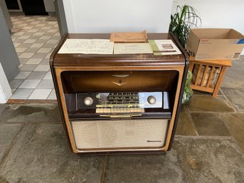 Vintage 1950's Grundig AM, FM, SW Tube Radio With Turntable