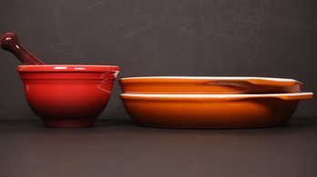 LOT OF BAKEWARE INCLUDING A LE CREUSET MORTAR & PESTLE AND 2 ORANGE CAST IRON 8.5' CASEROLE DISHES