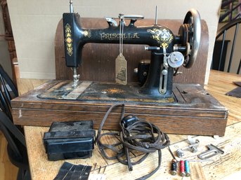 Vintage Priscilla Sewing Machine/oak Case With Accessories