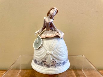 Lladro Sounds Of Fall Fine Porcelain Bell Figure