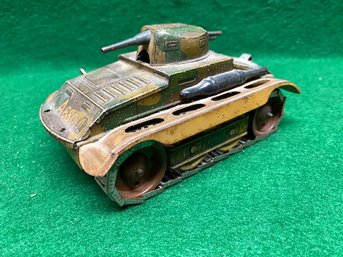 Vintage Tin Toy Army Tank With Detachable Key. Tread Turn. Does Not Run From Turning Key. Gun Goes Up And Down