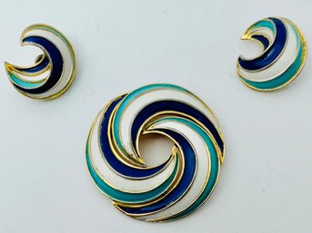 VINTAGE SIGNED CROWN TRIFARI BLUE WHITE ENAMEL SWIRL GOLD TONE BROOCH AND CLIP-ON EARRING SET