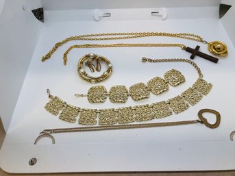 6 Goldtone Necklaces/bracelets