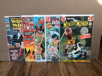 Wonder Woman Comic Books 70s.   Lot 130