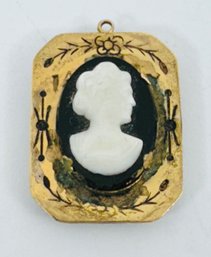 VINTAGE ETCHED GOLD TONE MOLDED CAMEO LOCKET PENDANT