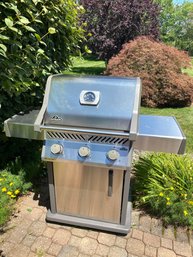 Gas / Propane BBQ Grill Napoleon Rogue Xt In Excellent Condition 50x24x48 Nearly New