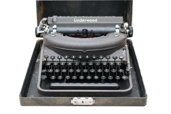 Underwood Noiseless Portable Typewriter In Case With Ribbons PL316290