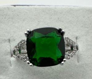 BEAUTIFUL STERLING SILVER FACETED EMERALD AND WHITE STONE RING