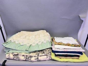 Lot Of Sheets With Tufted Duvet And Pillowcases, Fabric Pieces, Table Cloths And More
