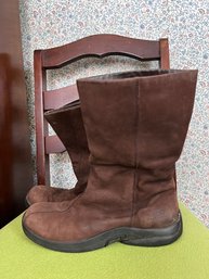 Pair Of Mid-height UGG Boots In Brown Suede