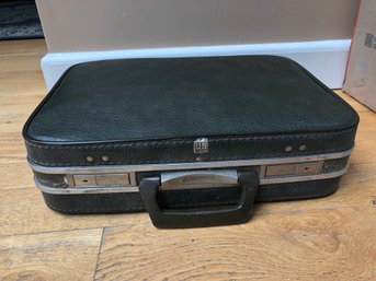 US Luggage 13 1/2' X 18