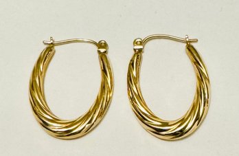 PRETTY 10K GOLD TWISTED HOOP EARRINGS