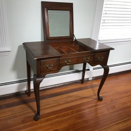 Very Nice PENNSYLVANIA HOUSE Vanity With Lift Up Mirror - Queen Anne Style - High Quality Piece Of Furniture