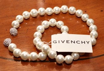 Givenchy Pearl Necklace With Encrusted Magnetic Dazzling Clasp