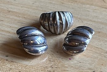 Vintage Sterling Ribbed Ring And Earrings ~ Size 7 ~