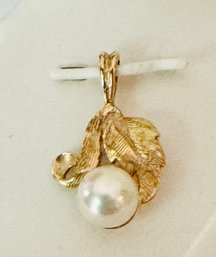 VINTAGE 14K GOLD PEARL AND LEAF PENDANT