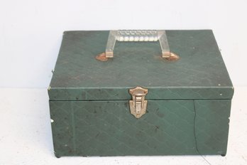 Vintage Sewing Box With Tread And Sewing Misc Thing
