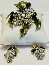 WONDERFUL VINTAGE SIGNED FRANCOIS ENAMEL GOLD TONE FAUX PEARL & RHINESTONE BROOCH & CLIP-ON EARRING SET