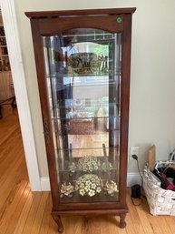 SMALL CONTEMPORARY GLASS AND MAHOGANY FINISH DISPLAY CASE