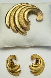 SIGNED CROWN TRIFARI GOLD TONE WAVE OR SWIRL FORM BROOCH AND CLIP-ON EARRING SET