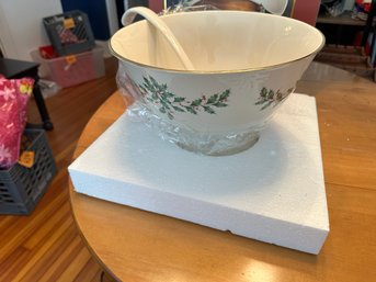 Just In Time For The Holidays This Gorgeous Lenox Holiday Punch Bowl & Ladle New In Box