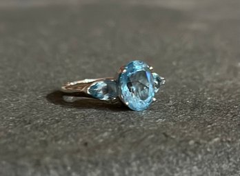 Gorgeous 18K 750 Blue Topaz Ring ~ Size 6