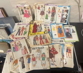 42 Packets Of Collection Lot Of Vintage Clothing Pattern Specially For Childrens All Simplicity. KSS / E2