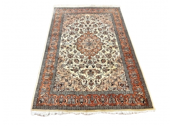 An Elegant 4.16 ' X 6.41' Medallion Rug