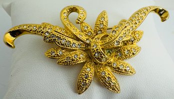 VINTAGE SIGNED NAPIER GOLD TONE RHINESTONE FLOWER BROOCH