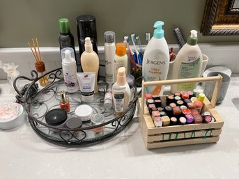 A LARGE COLLECTION OF COSMETICS AND PERSONAL ITEMS