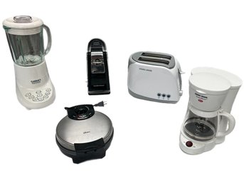 Going To School Kitchen Appliance Lot, Waffle Maker, Can Opener, Toaster, Coffee Maker, Blender