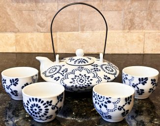 A Vintage Chinese Porcelain Tea Set