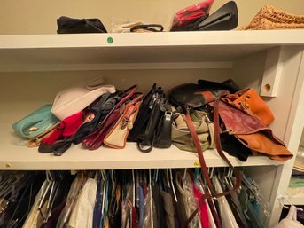 LARGE LOT OF VINTAGE PURSES BY VARIOUS MAKERS, ALMOST ALL LEATHER