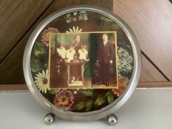 Round Floral Picture Frame With Vintage Picture Print