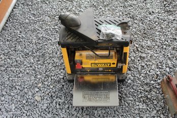 Dewalt Planer With Vacuum Shoot For Parts Or Repair, Crank Is Broken Off, Slides Pitted And Stuck.