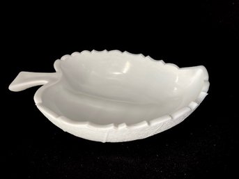 Beautiful Figural Leaf Milk Glass Dish