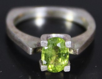 MCM Style Setting Sterling Silver Ring Having Genuine Peridot Stone Size 7
