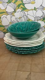 A Lot Of Wedgewood Of Etruria & Barlaston 2 Green Bowls, 4 Green & 4 White Plates Made In England