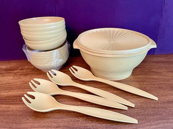 Tupperware Salad Set  Serving Salad Bowl , 8 Personal Salad Bowls And Serving Spoons.