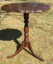 Vintage 24.5' Round Pie Crust Edge Lamp Table