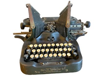 Antique Oliver No 9 Typewriter Machine.
