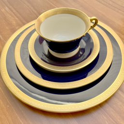 Service For 8 Navy And Gold 5 Piece Place Setting