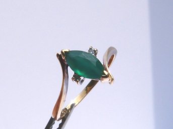 Vintage  10K Yellow Gold  , Emerald & Diamond Ring